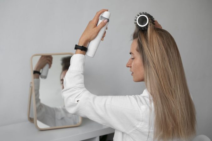 medium shot woman using dry shampoo home Merca2.es