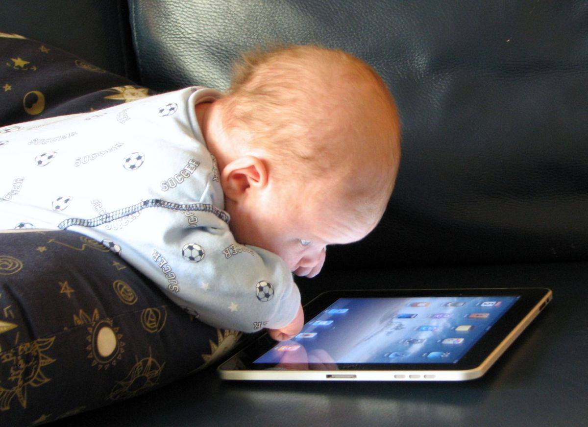 Por qué la tablet o móvil es una amenaza para la salud de los bebés