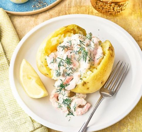 Patatas a la escandinava: un manjar que te dejará con ganas de más 1 Merca2.es paptata mitad Merca2.es