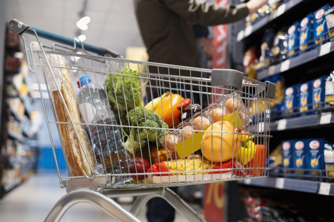 person shopping with face mask Merca2.es