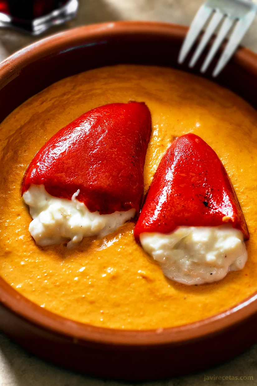 Pimientos del piquillo rellenos, un plato lleno de variedad
