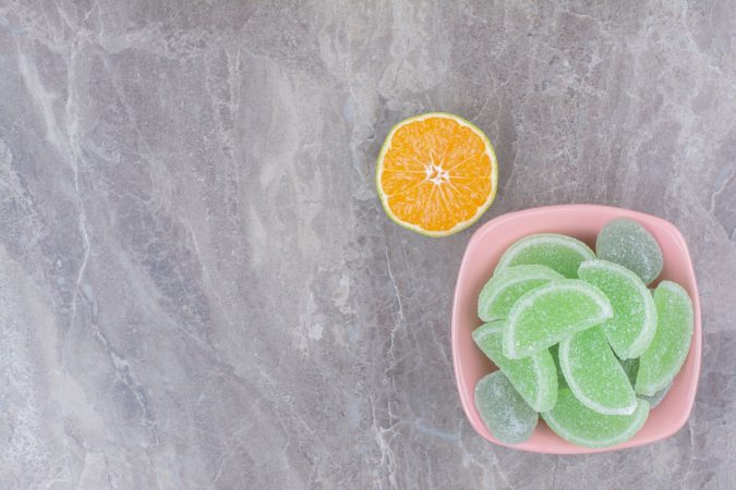 pink plate marmalades slice orange marble background Merca2.es