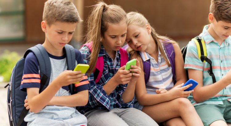 Los riesgos de que los niños pequeños utilicen a diario las redes sociales
