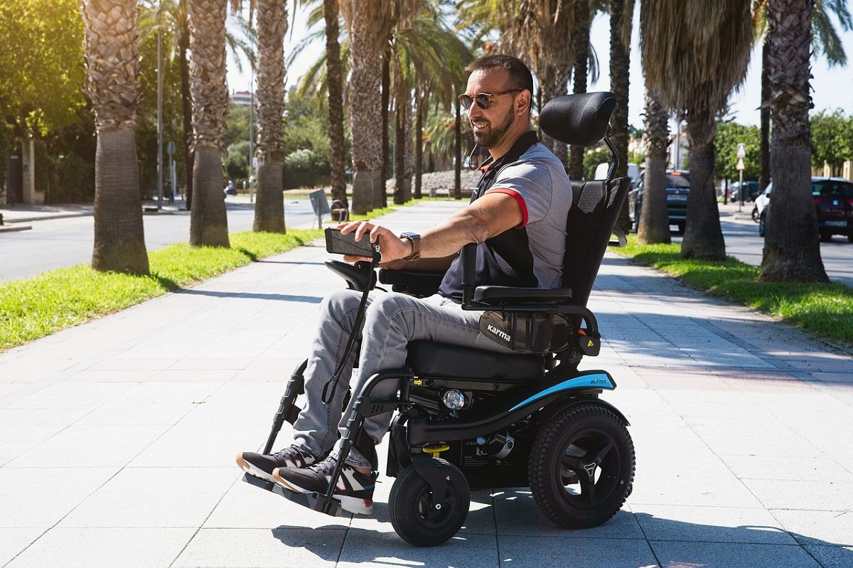 Movilidad sin barreras: explorando las sillas de ruedas eléctricas para una vida activa y accesible