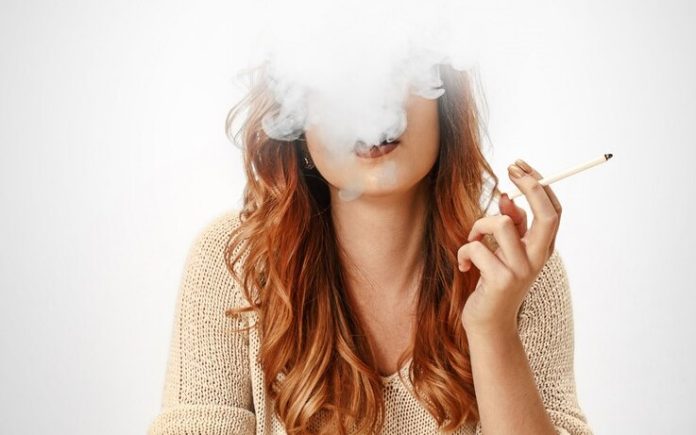 5 formas naturales de eliminar el olor a tabaco de tu casa