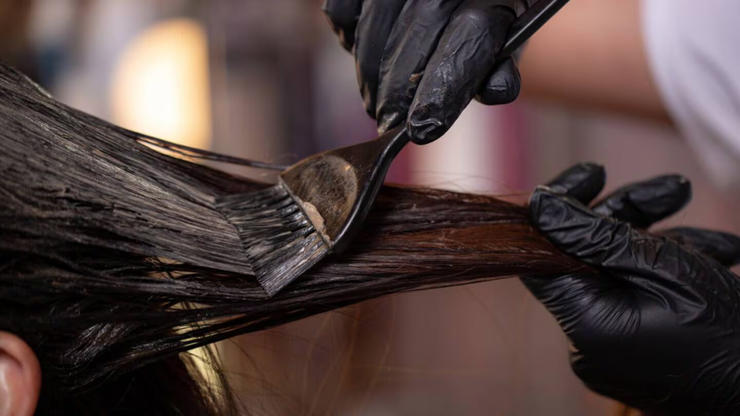 El riesgo de seguir utilizando tintes para el pelo con químicos: Tu salud en riesgo
