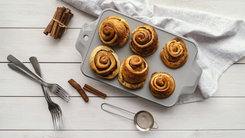 top view cinnamon rolls arrangement Merca2.es