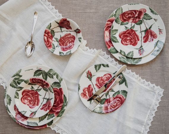 top view table setting with plates with colorful flower pattern Merca2.es