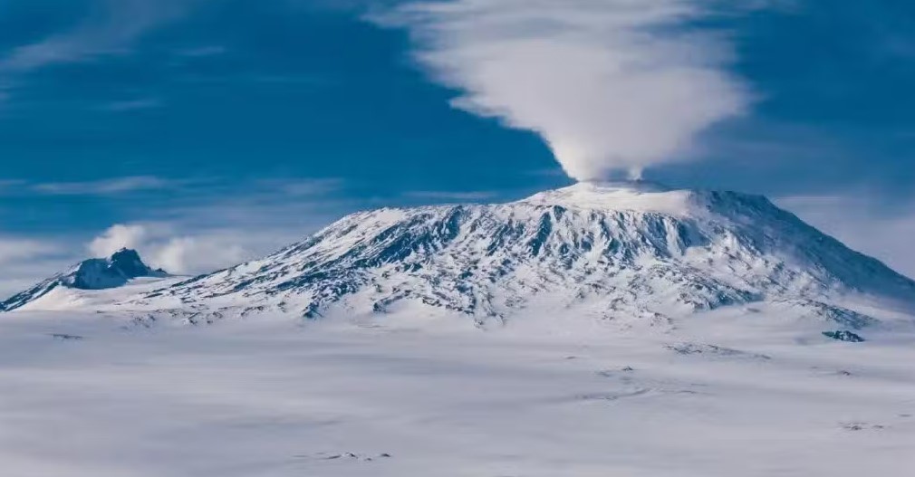 Mira el increíble volcán que, en vez de lanzar lava, lanza oro