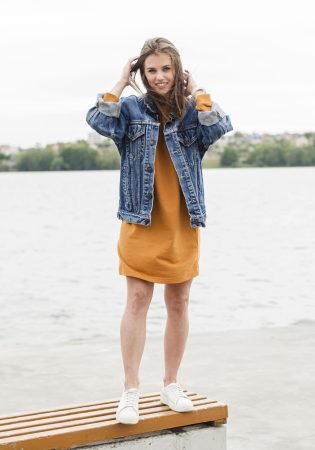 Zapatillas Converse y vestido camisero: la tendencia de la temporada. 14 Merca2.es woman sea ponton Merca2.es