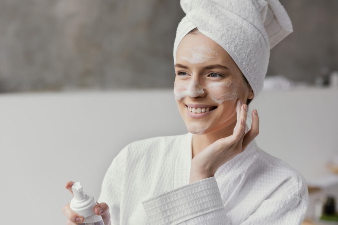 woman using white face cream Merca2.es