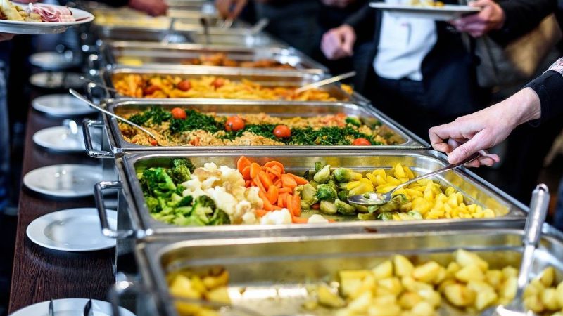 La ciencia detrás del "comer más de la cuenta" en los buffets libres