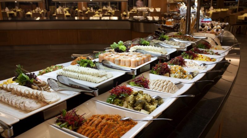 ¿Cómo los hoteles ganan dinero con los buffets libres?