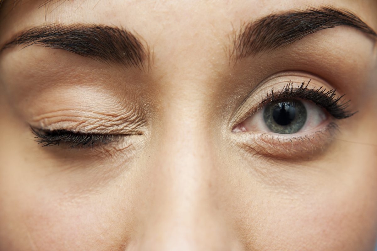 ¿Por qué nos tiemblan los ojos? ¿Qué nos quiere decir nuestro cuerpo cuando sucede esto?