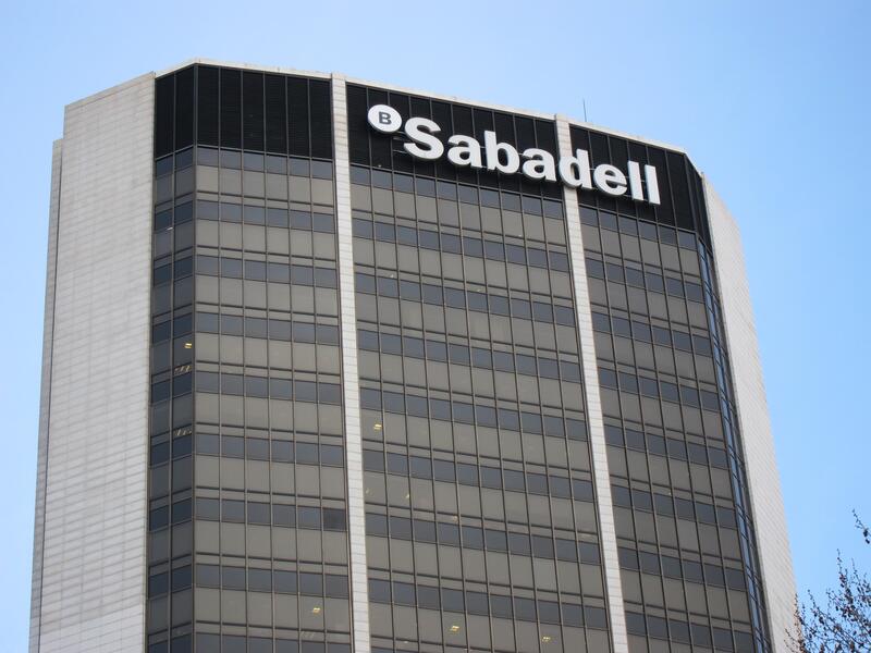 Banco Sabadell se desploma tras rechazar la oferta de BBVA, que sube