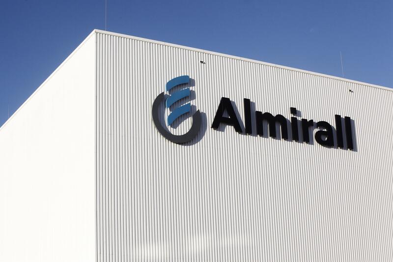 Almirall se dispara más de un 7% tras confirmar sus previsiones para el conjunto del año