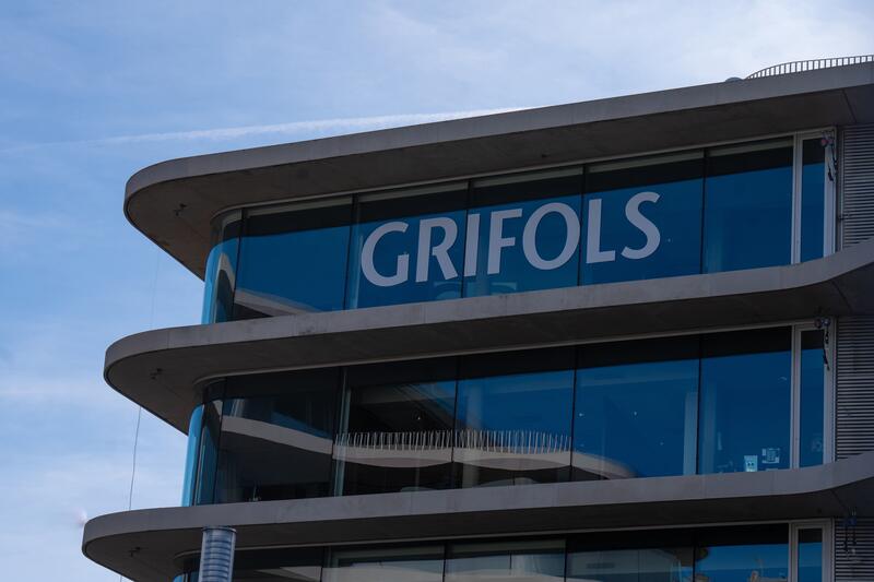 Grifols gana 21,4 millones hasta marzo frente a pérdidas de un año antes y sitúa deuda en 10.948 millones