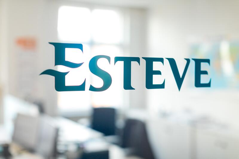 La farmacéutica Esteve eleva un 6% su beneficio en 2023, hasta 61 millones, y un 10% su facturación