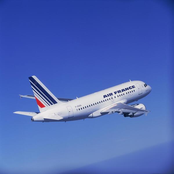 La huelga de controladores aéreos en París provoca la cancelación del 70% de vuelos para este sábado