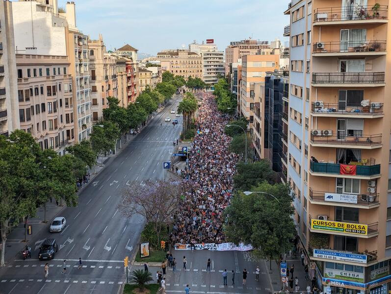 Miles de personas reivindican en Palma «vivienda digna» frente al «turismo de masas» que les «expulsa» de Mallorca
