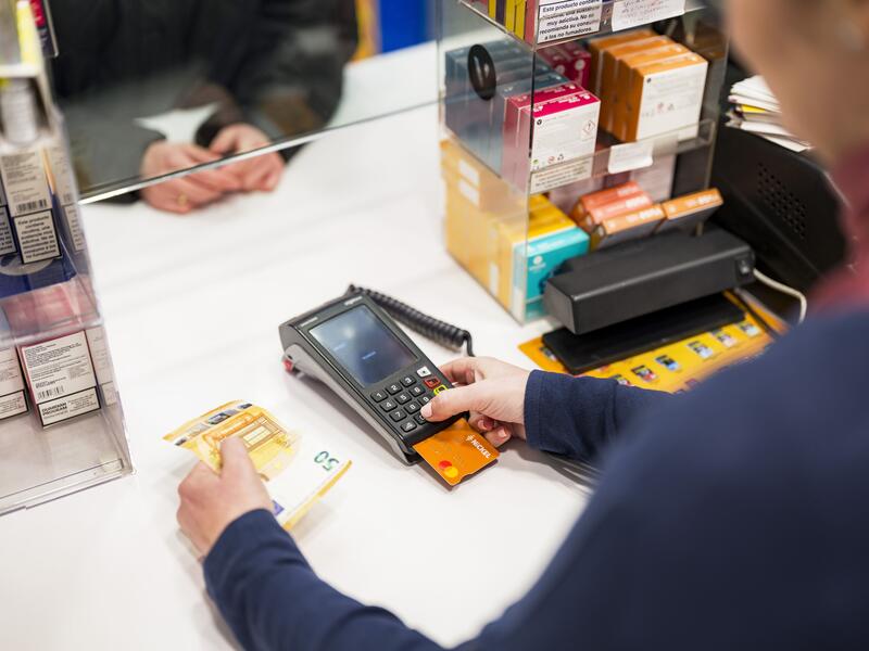El 53% de los españoles quiere una banca híbrida que combine el servicio digital y presencial, según Nickel