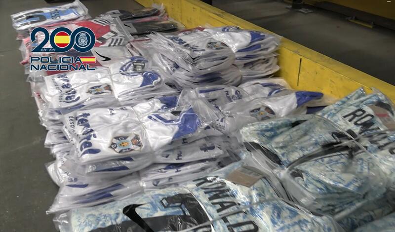 Desmantelada red de falsificación de camisetas de fútbol y productos de lujo en Madrid