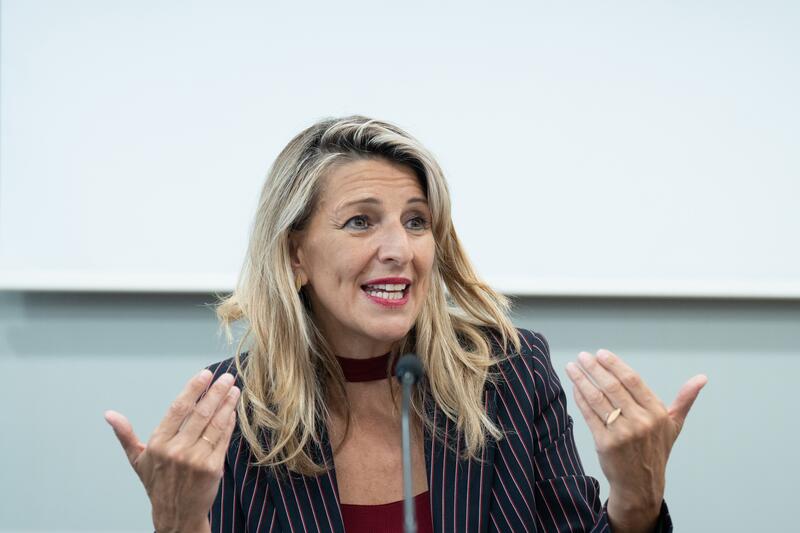 Yolanda Díaz afirma que multa millonaria corrige prácticas abusivas de aerolíneas