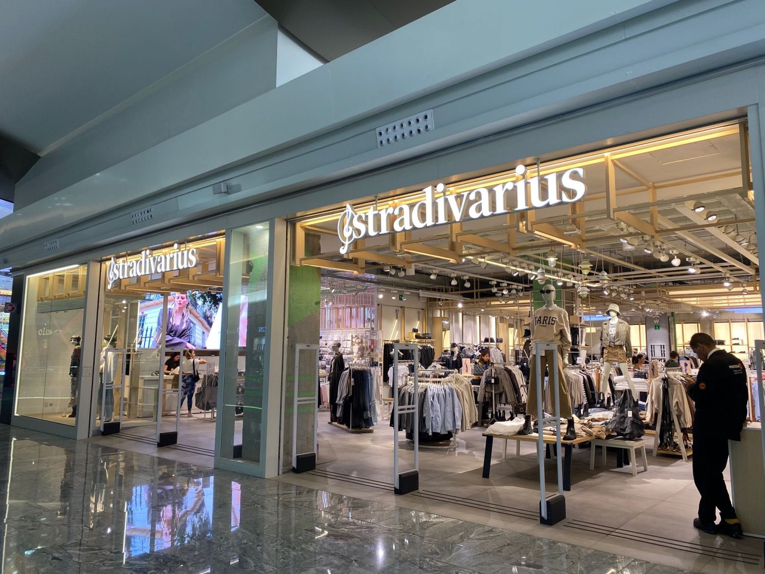 Alucina con las coloridas novedades de Stradivarius para este mes