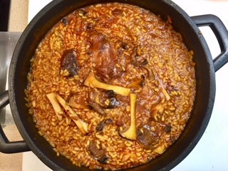 Arroz caldoso con conejo y setas: Un manjar tradicional con un toque de campo