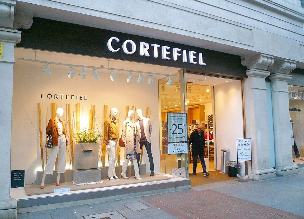 Cortefiel rebaja a menos de 20 euros estas blusas ideales para llevar con pantalones blancos