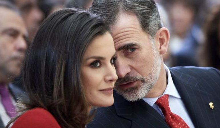 Aseguran haber visto a la reina Letizia, con peluca y gafas de sol, entrar en un domicilio privado este fin de semana 13 Merca2.es ¿Es realmente una vida privada?