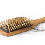 Estos son los trucos de los profesionales para limpiar tus cepillos del pelo