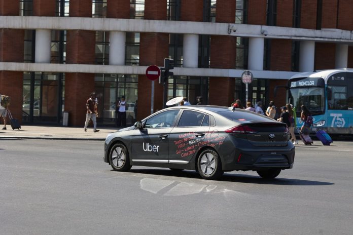 Los taxistas denuncian a Uber, Cabify y Bolt por competencia desleal