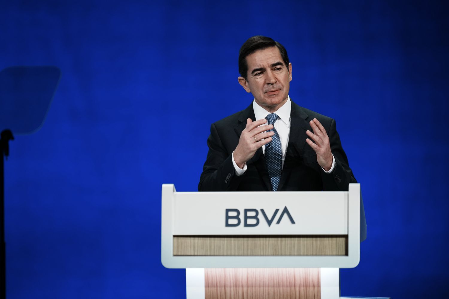 BBVA se deja un 1,42% y Banco Sabadell un 0,8% en la semana de la OPA hostil