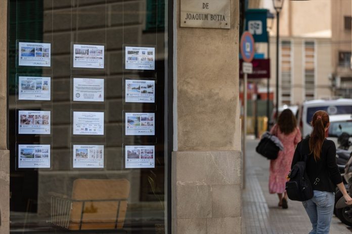 Anuncios de viviendas en venta en una inmobiliaria, a 15 de abril de 2024, en Palma de Mallorca, Mallorca, Baleares (España).