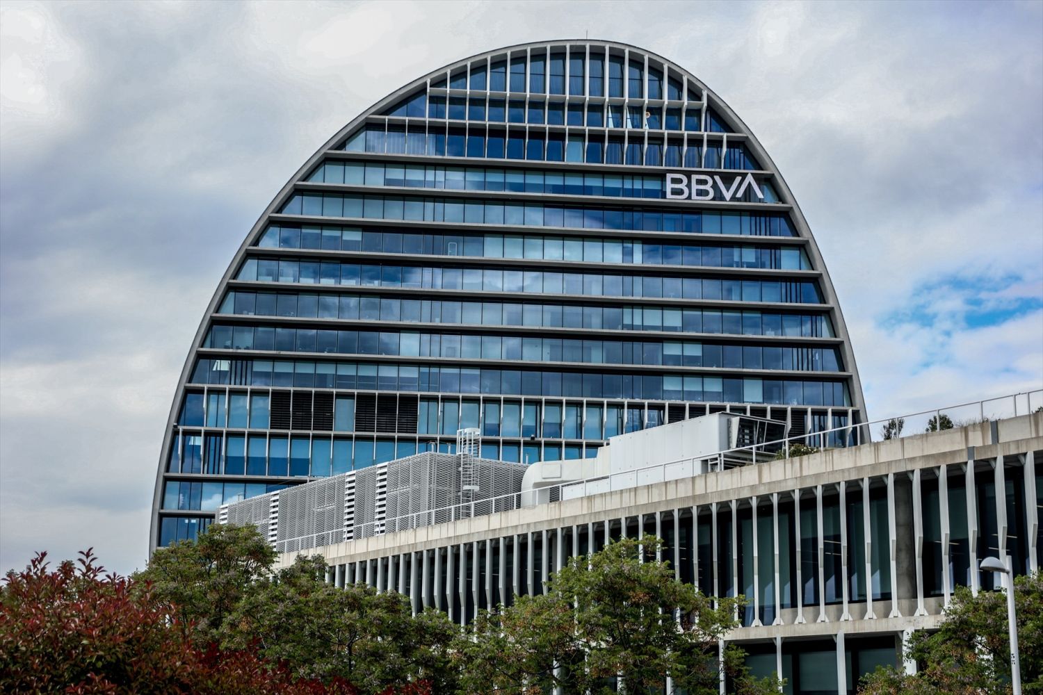 BBVA lanza su primera oferta para la fusión con el Banco Sabadell y el Gobierno recela de la operación