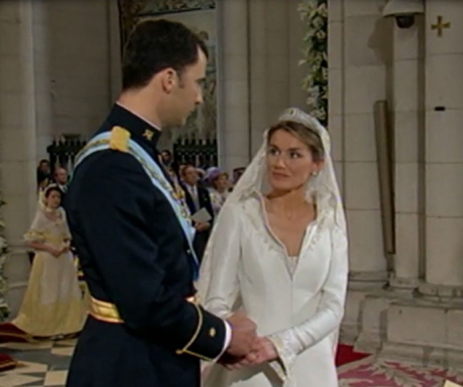 Expertas en la casa real aseguran que Felipe VI se casó con Letizia para tapar su gran secreto