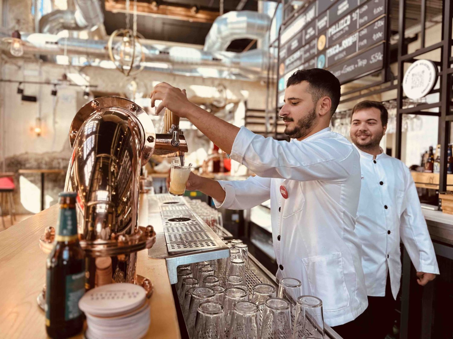 Fundación Cruzcampo abre una nueva convocatoria de becas para impulsar la inserción laboral de los jóvenes en hostelería