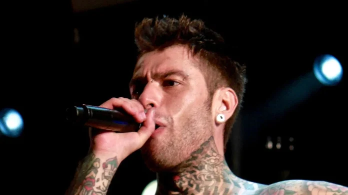 Pillaron a Fedez a los besos fogosos con una modelo española y descartó a la francesa