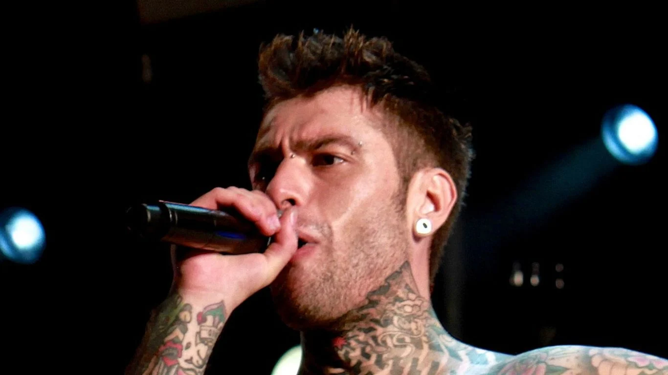 Pillaron a Fedez a los besos fogosos con una modelo española y descartó a la francesa