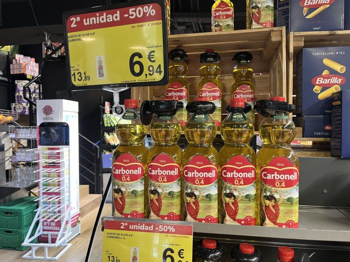 El Corte Inglés y Carrefour luchan por vender el aceite Carbonell más barato