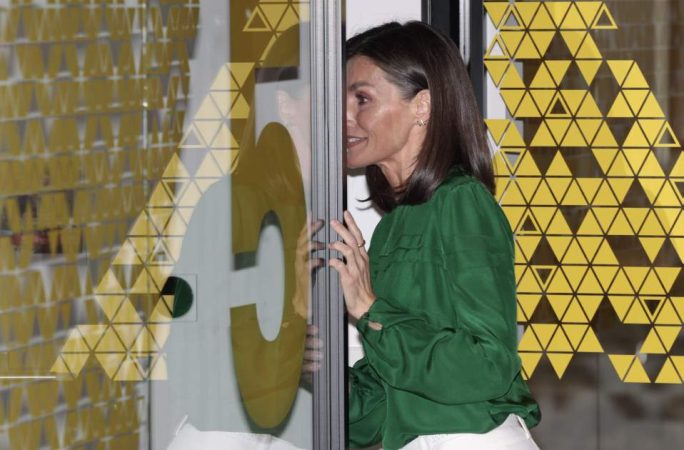 Aseguran haber visto a la reina Letizia, con peluca y gafas de sol, entrar en un domicilio privado este fin de semana 18 Merca2.es La reina Letizia sigue siendo una figura cargada de enigmas