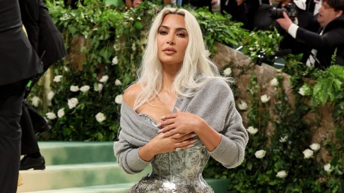 Kim Kardashian deja a todos sin aire con su impactante vestido de Maison Margiela