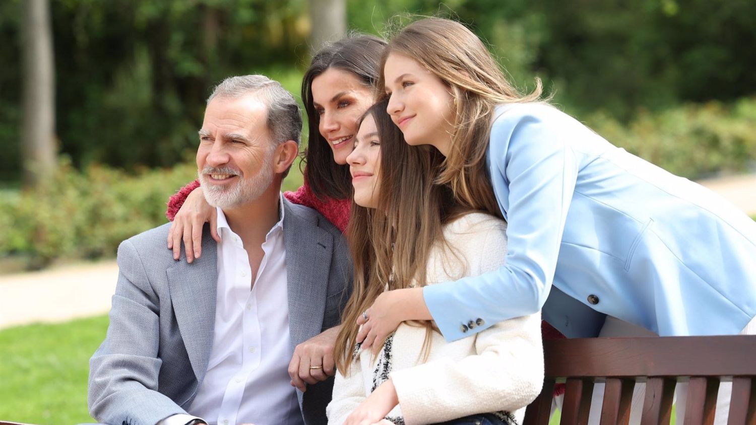 La prensa internacional se mofa del posado de Felipe y Letizia con sus hijas por el 20 aniversario de su boda