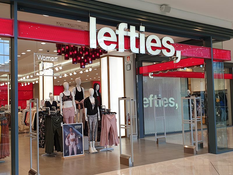Lefties se adelanta al verano con estos vestidos camiseros por menos de 20 euros