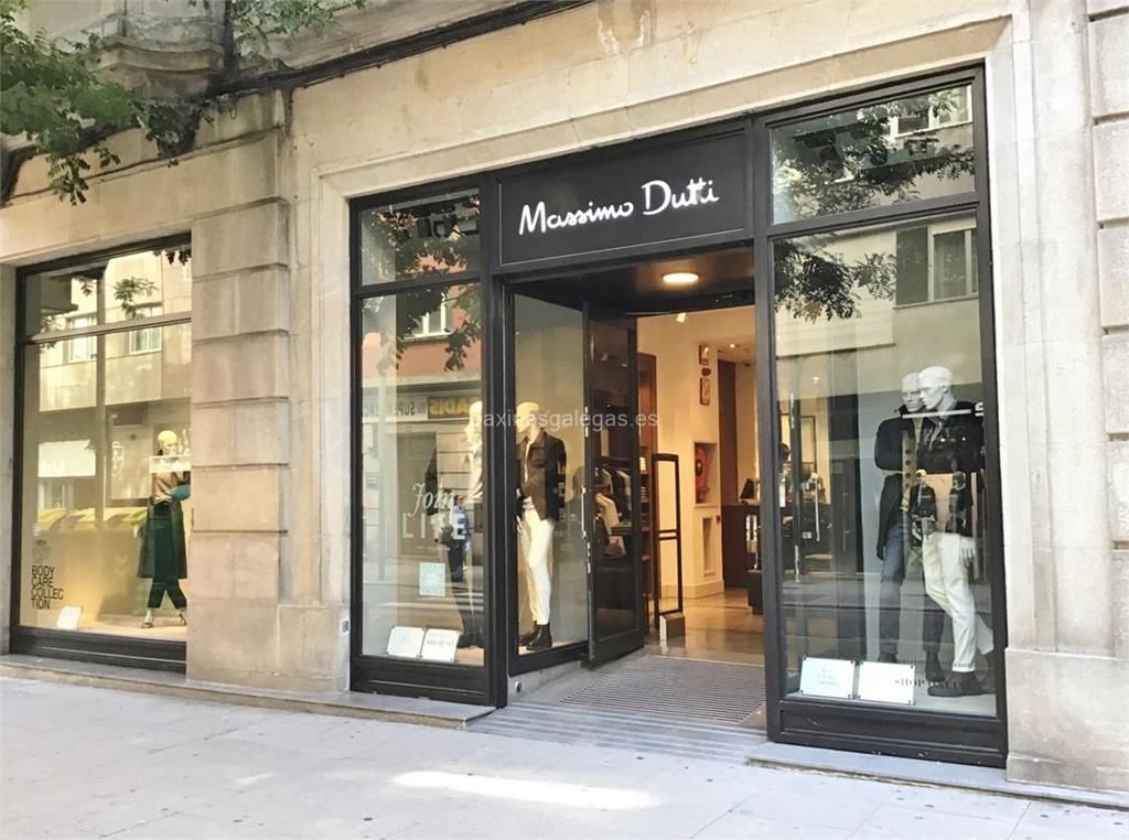 Massimo Dutti acaba de lanzar una colección de blusas ideal para resaltar tu bronceado
