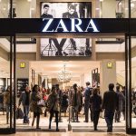 Muy atenta a la colección de vestidos estampados virales que está agotando Zara