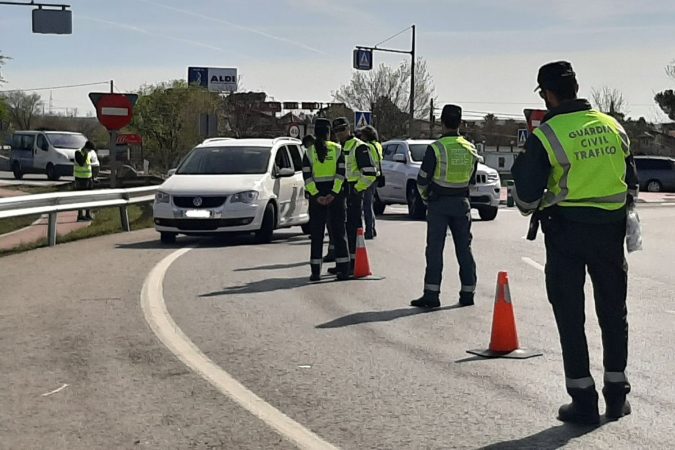La DGT explica cómo puedes hacer para adelantar a la Guardia Civil en la carretera 3 Merca2.es La importancia de la señalización en el adelantamiento según la DGT