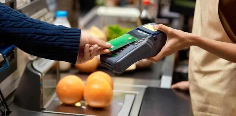 Por estos motivos recomiendan dejar de pagar la compra en el Súper con la tarjeta