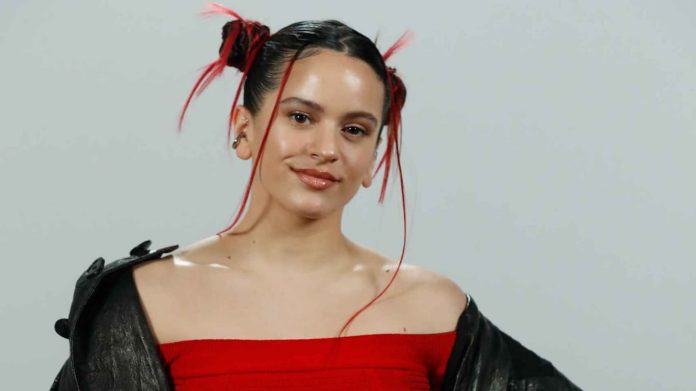 Rosalía arrasa con su top mínimo y botas de tacón arrugadas con efecto glitter, mostrando sus abdominales